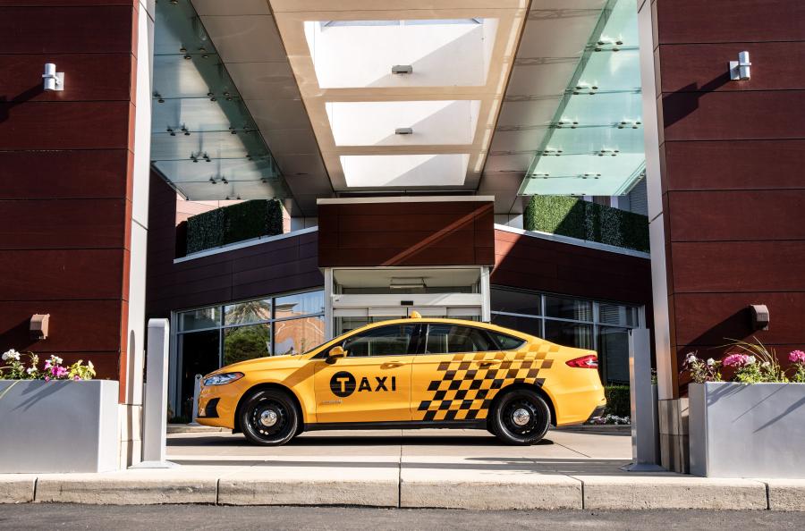  Ford Fusion Hybrid Taxi 2018 года  (NA) (фото 2 из 8)